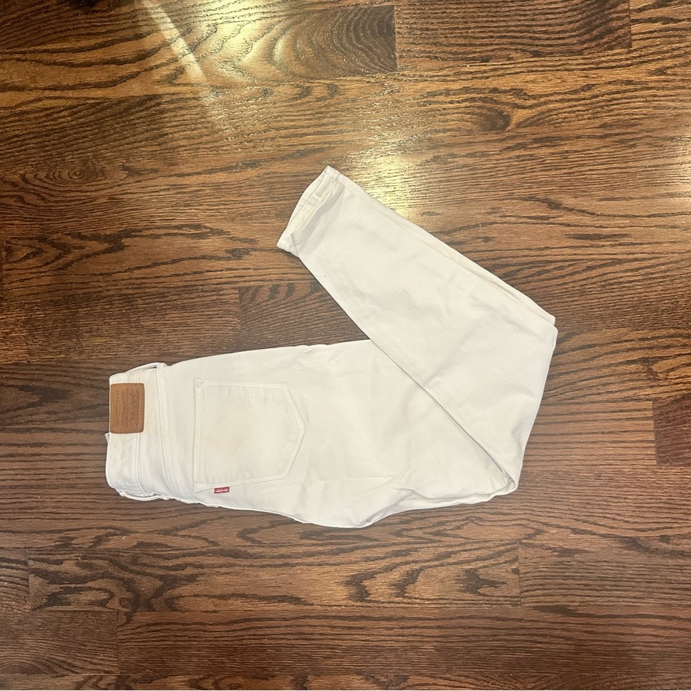 Levi’s White Jean straight leg. Good condition size 28